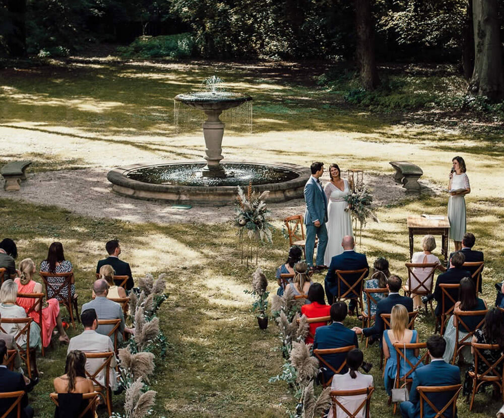 Foto Valerie Böttcher, Goldlicht Fotografie 2020-1 Freie Trauung am Brunnen des Parks von Schloss Arff in Koeln mit Traurednerin Verena