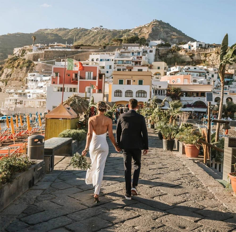 Foto Giuseppe Greco 2024, Ischia Brautpaar vor malerischen Häuserkulisse von St. Angelo Ischia Italien