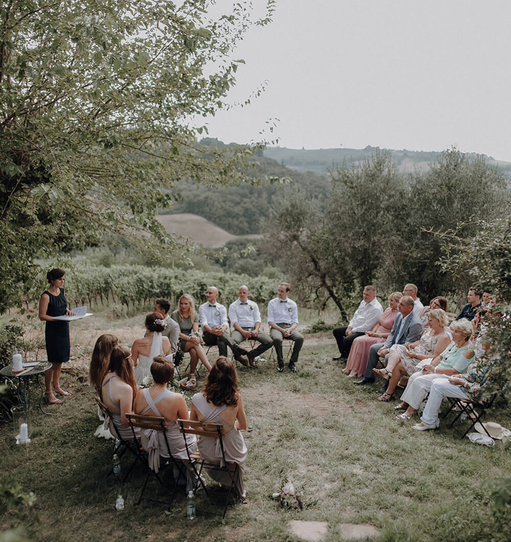 Foto Julia & Gil Photography 2019, San Casciano in Val di Pesa Italien Freie Trauung im Freien in Weinbergen der Toskana mit Traurednerin