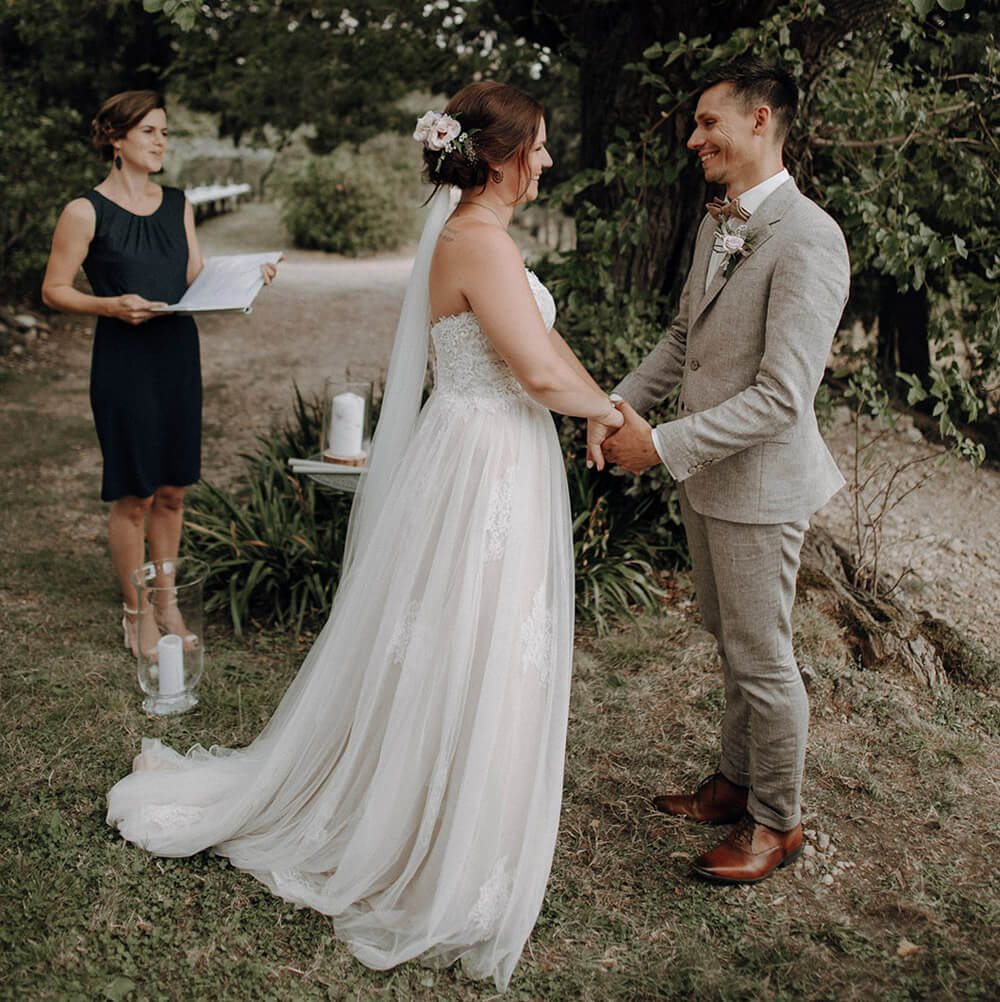 Foto Julia & Gil Photography 2019, Toskana JA-Wort von Brautpaar in der Toskana mit Traurednerin Verena