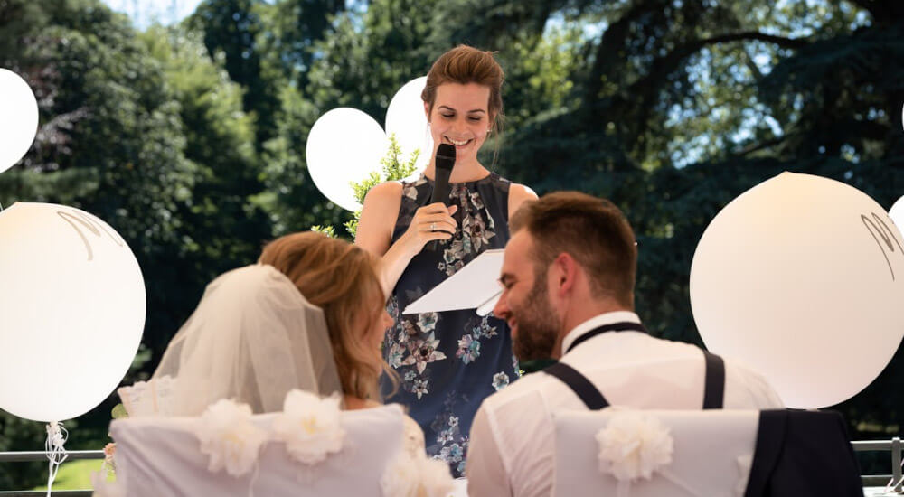 Foto Philipp Plum 2019, La Redoute Bonn Traurednerin Verena hält Rede für Brautpaar