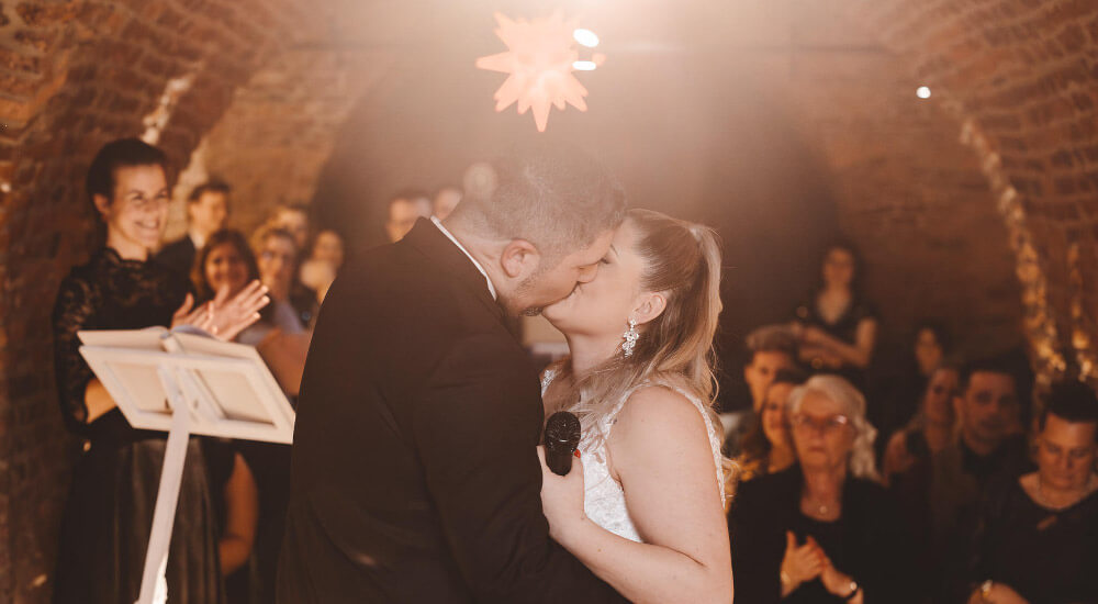 Foto Tim Kurth 2023, Ulrepforte Koeln Brautpaar Kuss und Traurednerin Verena klatschend